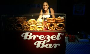 Frau verkauft Brezeln Berlin