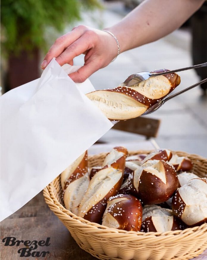 Laugenstangen in Bäckertüte